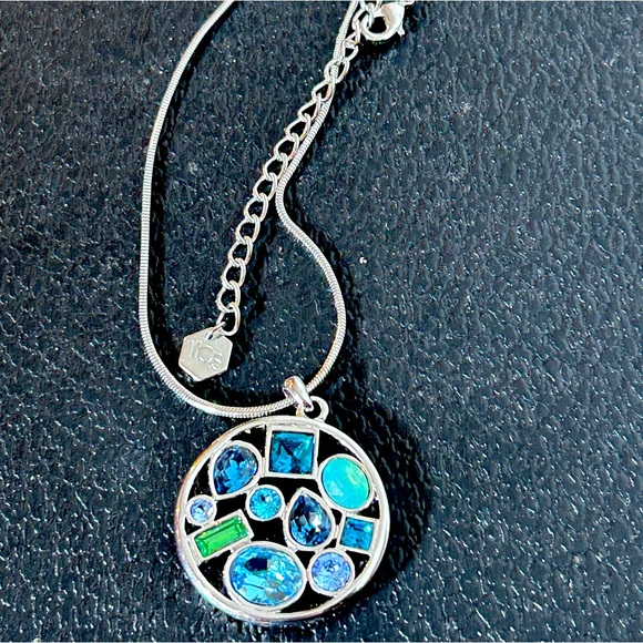 Touchstone Crystal Swarovski Crystals with rhodium. Doesn’t tarnish or fade. - Picture 4 of 7